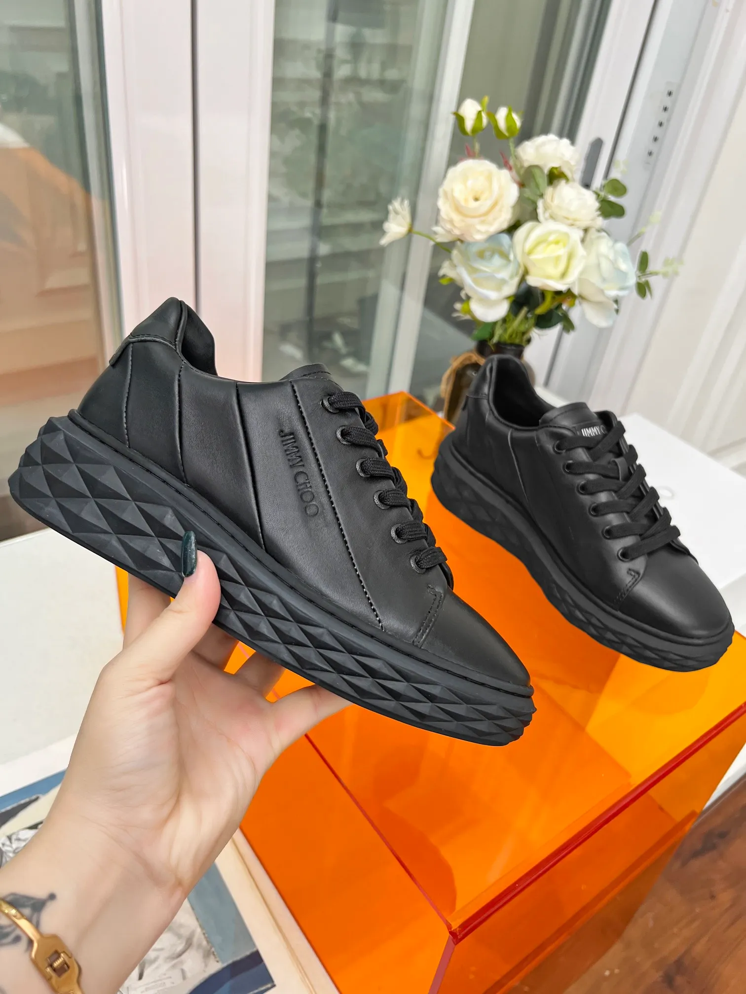 👟👟Ex-factory price 560👟👟 (splicing) Jimmy choo Jimmy Choo 2024 spring and summer Jc new Diamond A new series of sports shoes🔥The uppers are made of original imported cowhide stitching🎵The soles are made of brand elements to prevent diamond multi-faceted cutting to create a three-dimensional sense💥The gradually thinner and thicker design of the soles makes the shoes more comfortable on the feet without the slightest sense of oppression🌹A fashionable, comfortable, versatile and luxurious Diamond sports shoe is worth owning🧚‍♀️ Fabric: Original imported top layer 🐂cowhide Lining: Imported🐑Sheepskin Feet: Original injection molded 🐑 Sheepskin Outsole: Original glass glue combined sole Size: 34-41 (custom-made sizes 34.41 are non-refundable)